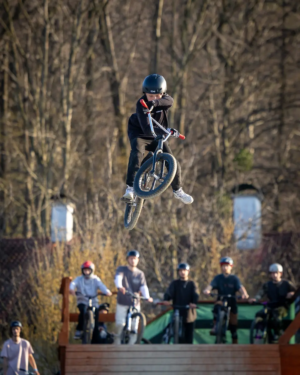 Rowerzysta podczas skoku w Revolution Park