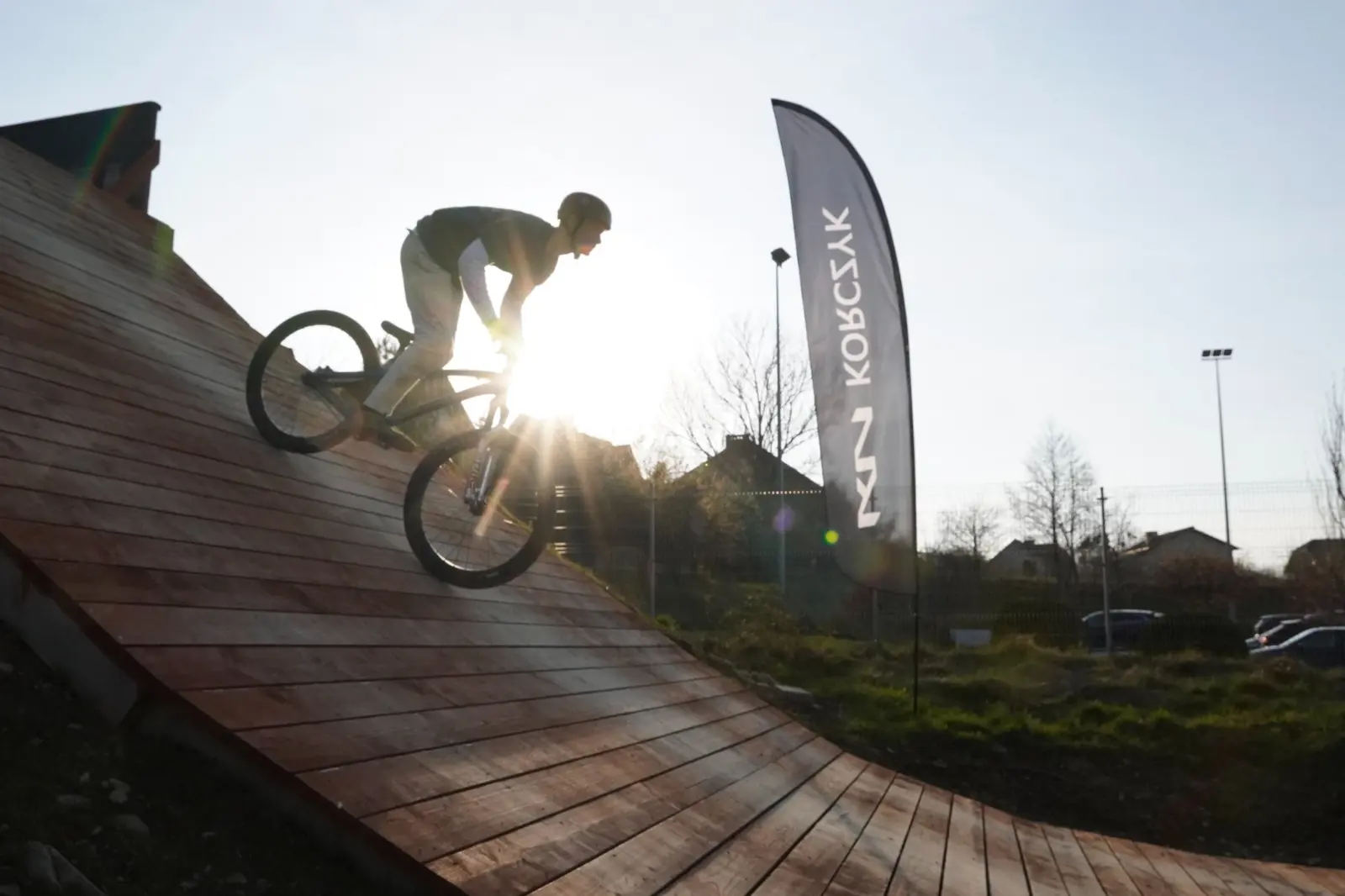 Rowerzysta zjeżdżający ze skoczni w Revolution Park